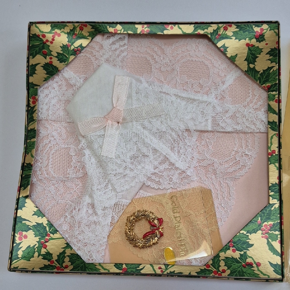 Vintage Lace Handkerchief Set w/ Gold Plated Wreath Pin